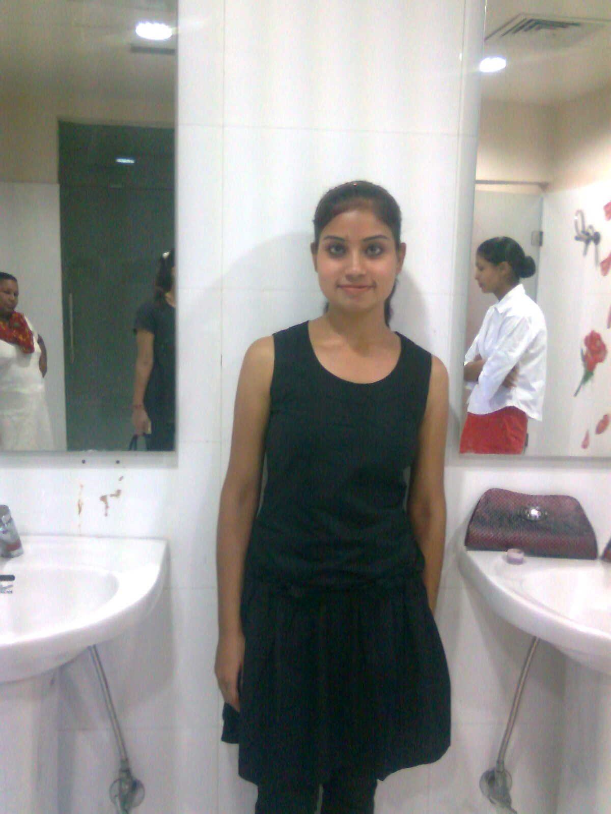 Desi Girls Fun Photo Indian Desi Girl Photo Taken In Hotel Hall
