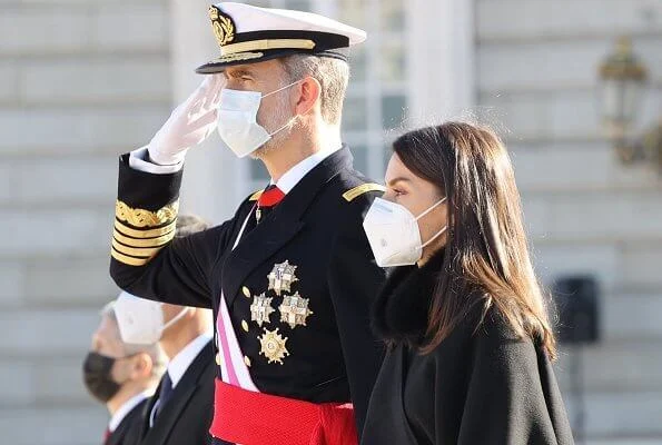 Queen Letizia wore a new silk blouse from Maksu, and a fux fur collar cape from Carolina Herrera. Maksu Ecru Fontana Blouse and Magrit pumps