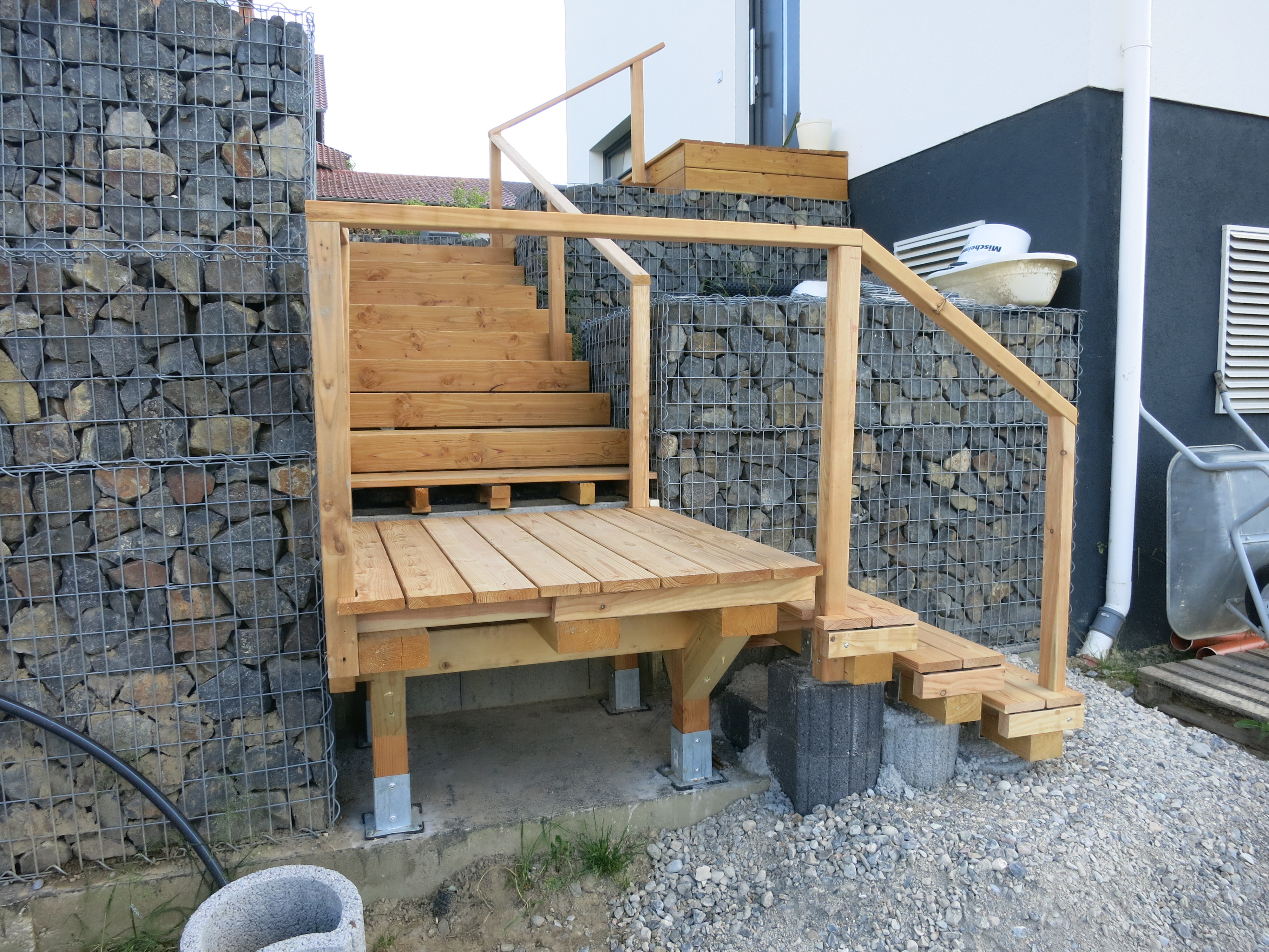 Preiswert bauen in teurer Gegend: Die Treppe wird fertig...