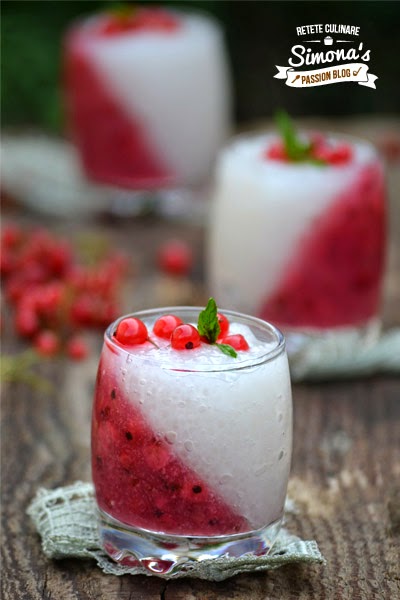 Budinca de tapioca cu jeleu de coacaze rosii