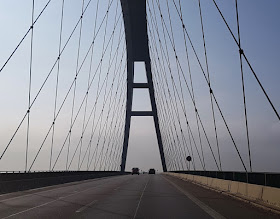 Vom Glück dieser Erde: Urlaub auf dem Küselhof und Reiterhof Witt auf Fehmarn. Bei der Anreise überqueren wir die Fehmarnsundbrücke.