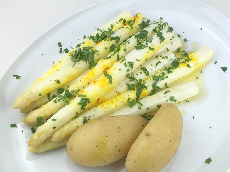 Spargel-Grieß-Auflauf mit Zitronen-Butter