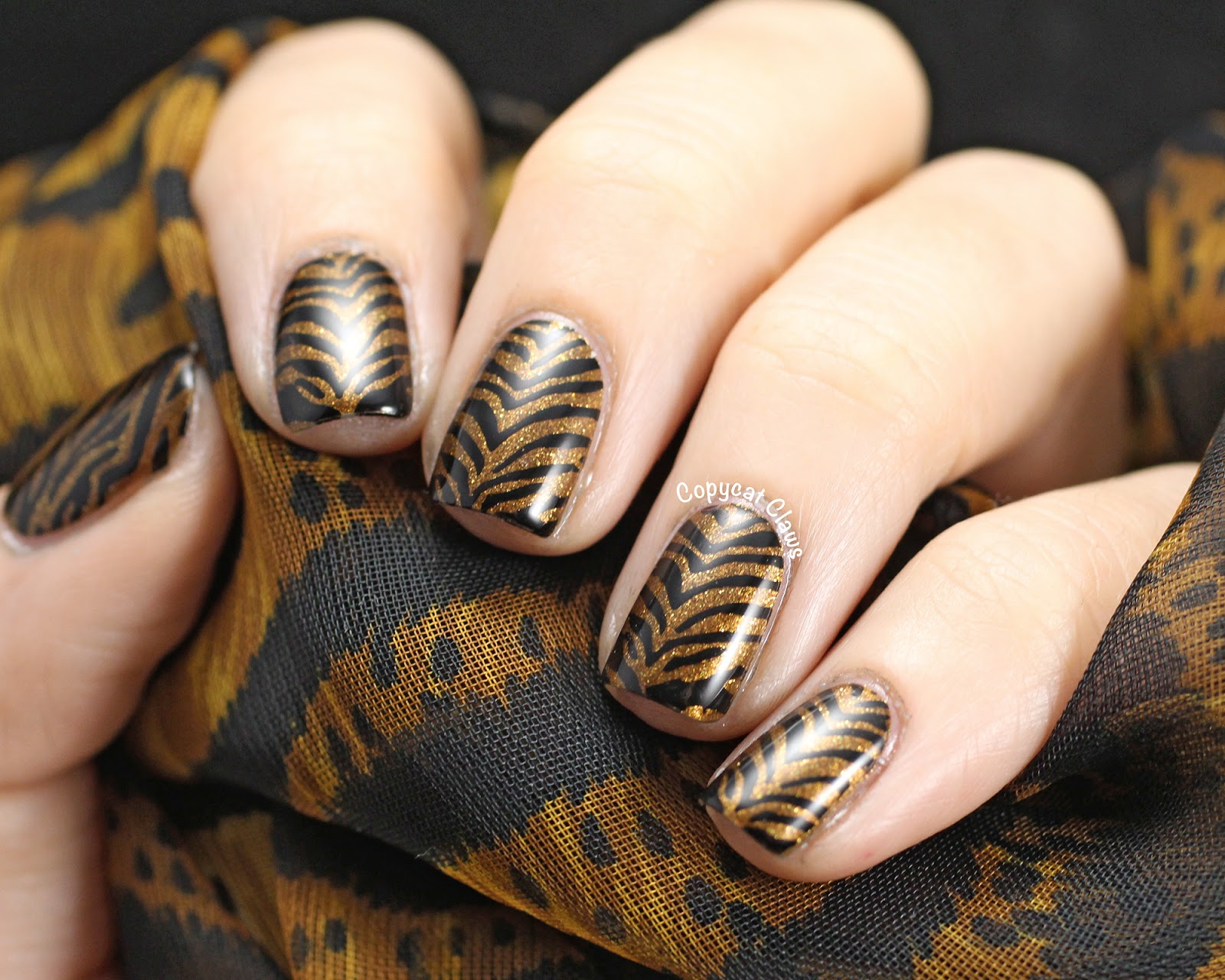 Тигровые ногти дизайн. Тигровые ногти. Маникюр с тигриными полосками. Ногти с тигровым принтом. Тигровые полоски на ногтях.