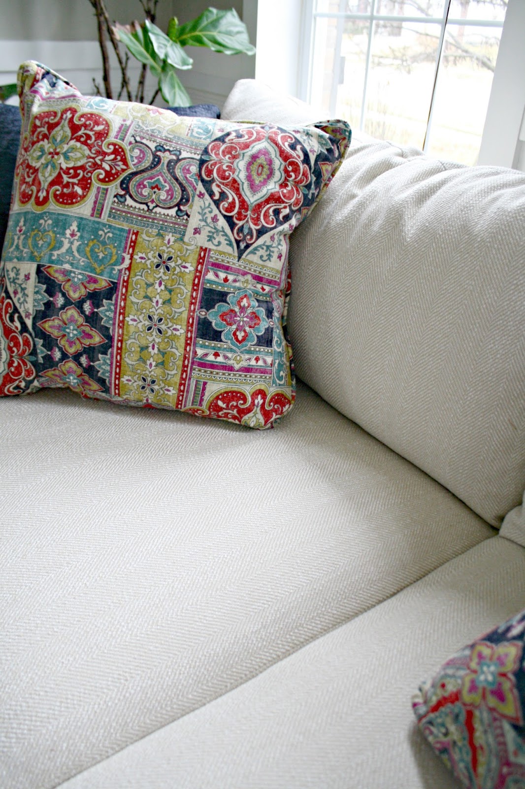 Our new sofa in the living room! Thrifty Decor Chick Thrifty DIY