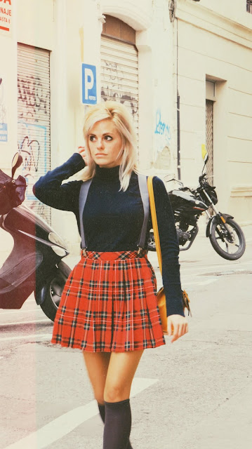 Alejandra Colomera vestida con jersey azul, falda roja cuadros escoceses, tirantes en color gris, calcetas gris y zapatos estilo colegial negro