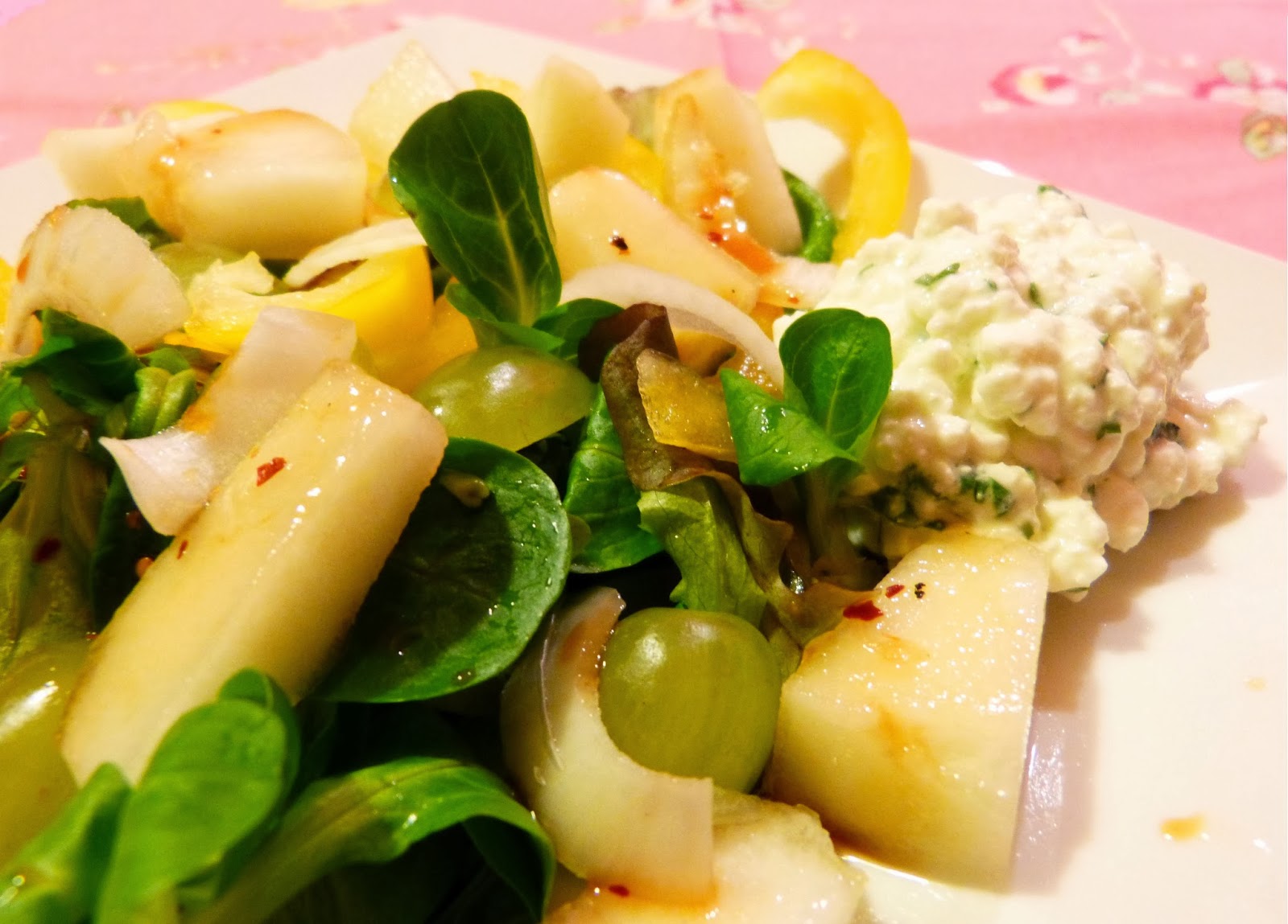 Fruchtiger Salat mit Hüttenkäse