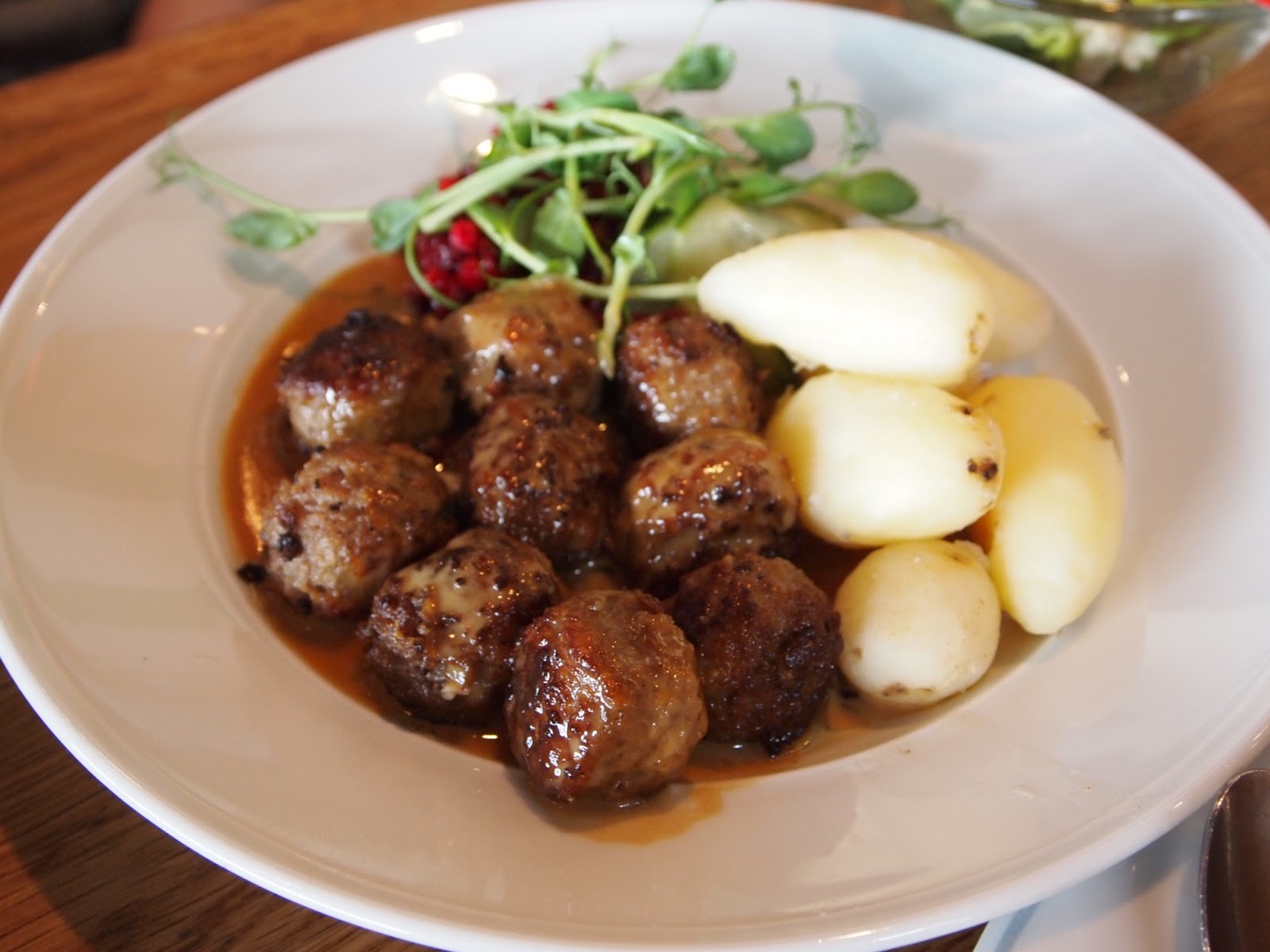 お肉にジャムを付ける人々