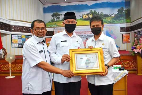 Pemko Padang Terima Penghargaan Koperas dan UMKM2
