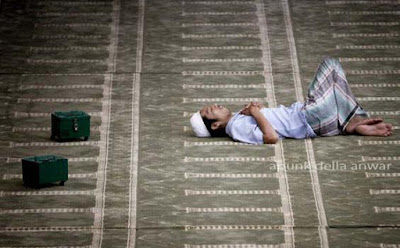 Jika Kita Kebanyakan Tidur Di Bulan Ramadhan http://1.bp.blogspot.com/-Fyt44n_J_54/VYcK_ibGuUI/AAAAAAAALBI/NJTos8MV4gc/s1600/Tidur-di-Masjid.jpg