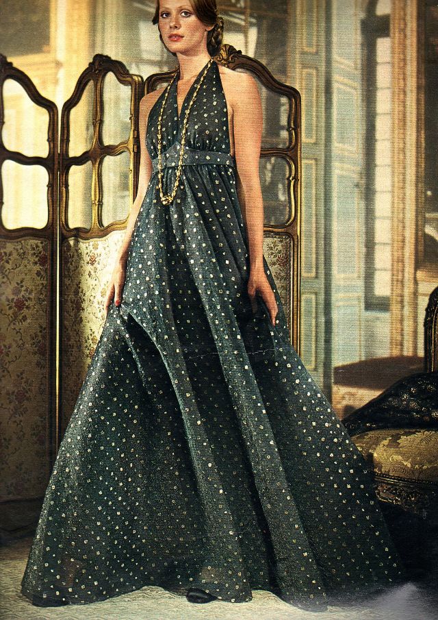 32 Colorful Pics of Women in Dresses That Defined the 1970s Fashion