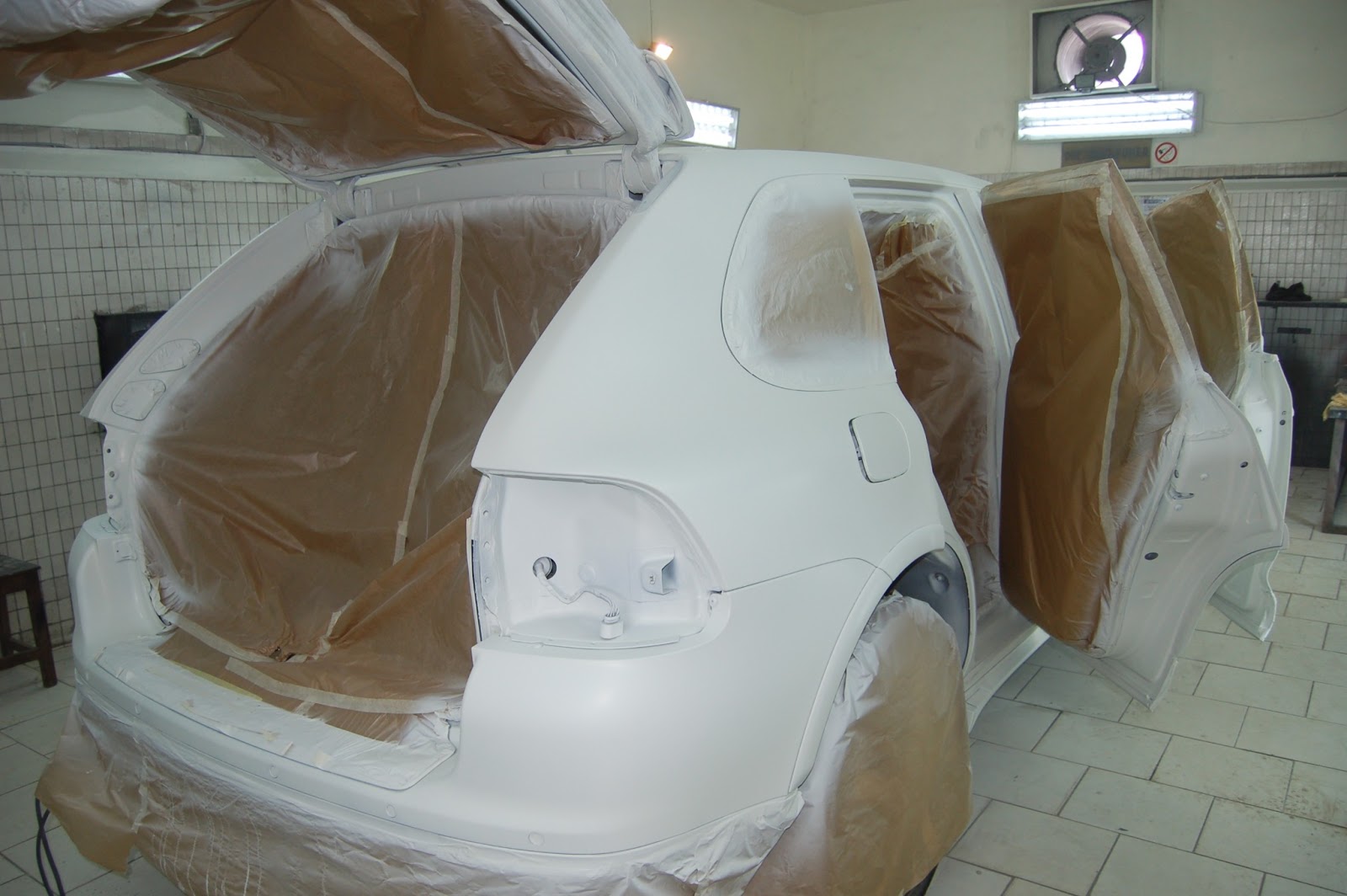 GARAGE FÉDÉRAL LIBREVILLE PEINTURE PORSCHE CAYENNE CHANGEMENT DE TEINTE DU NOIR AU BLANC