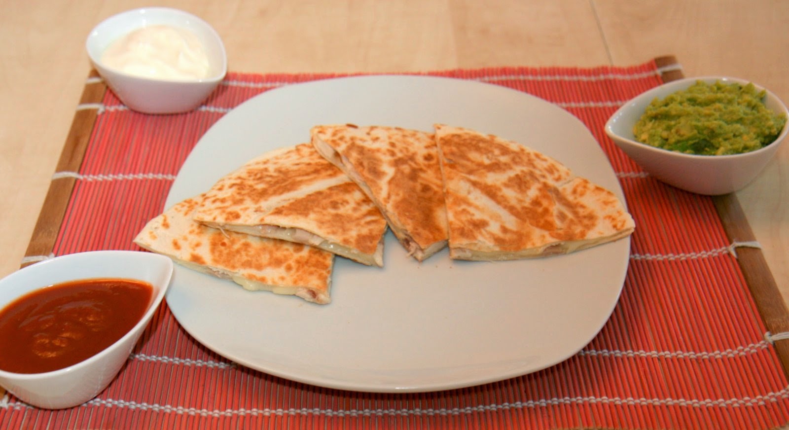 A la Sauce FrancoQuébécoise Quésadillas au poulet rôti et fromage, trempettes de guacamole