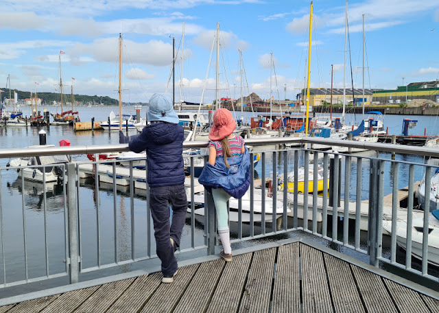 Das Kinderbuch "Jaron auf den Spuren des Glücks" & die Umsetzung der Glücks-Lektionen bei uns Küstenkindern. Mit unseren Kindern haben wir im Hafen eine der Glückslektionen des Buchs ausprobiert und berichten über unsere Erfahrungen.