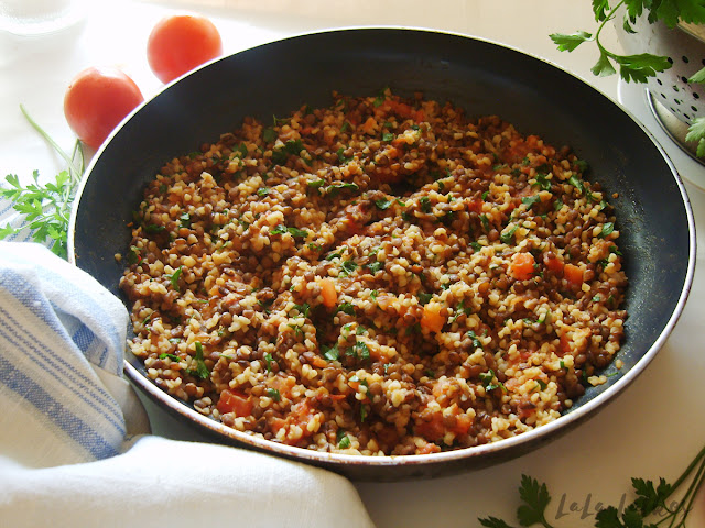 Чечевица с булгуром, помидорами и чесноком