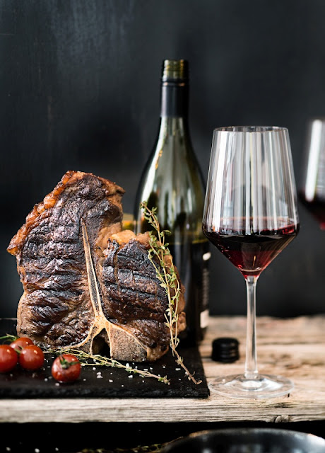 Wein und Porterhouse Steak