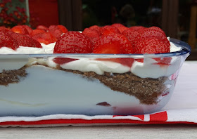 Rezept: Dänischer Erdbeer-Quark im Dannebrog-Design. Ein leckeres Schicht-Dessert mit Quark, Erdbeeren und Ymerdrys.