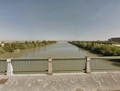 El Guadalquivir a su paso por el estadio de la Cartuja