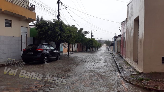 Fortes chuvas alagam ruas de Várzea da Roça