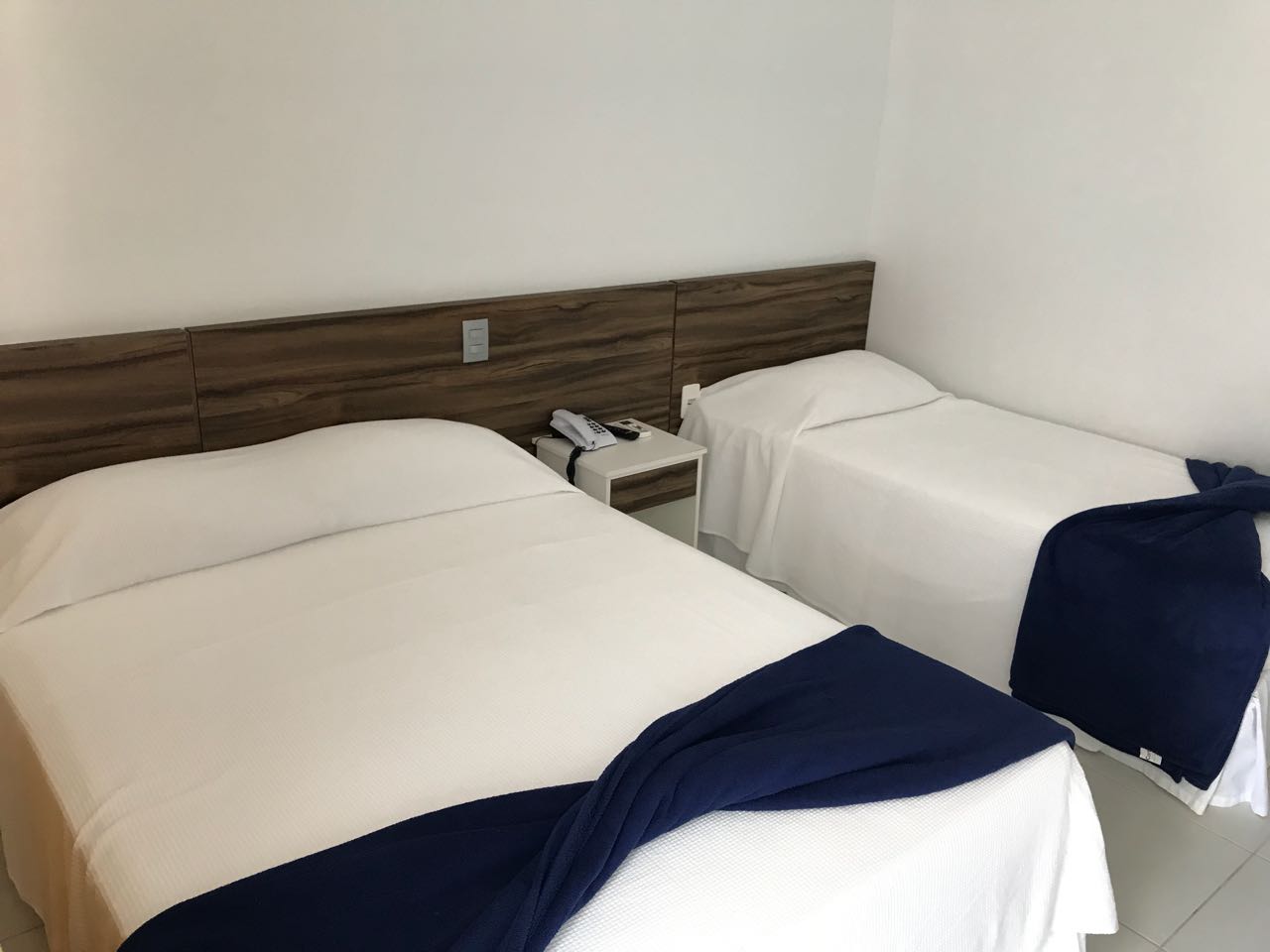 Camas no quarto do Hotel Atlântico em Bombinhas Quarto Hotel Atlântico em Bombinhas