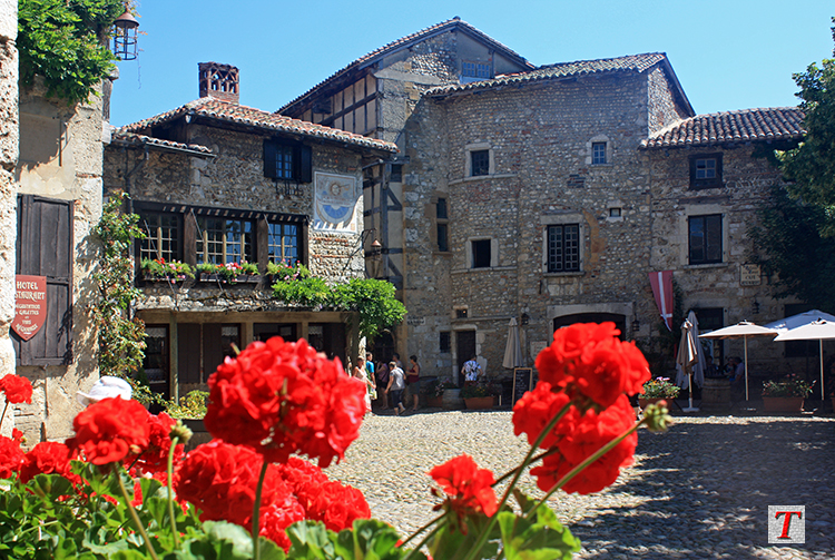 Turistilla.com: Pérouges, un bonito pueblo cerca de Lyon.