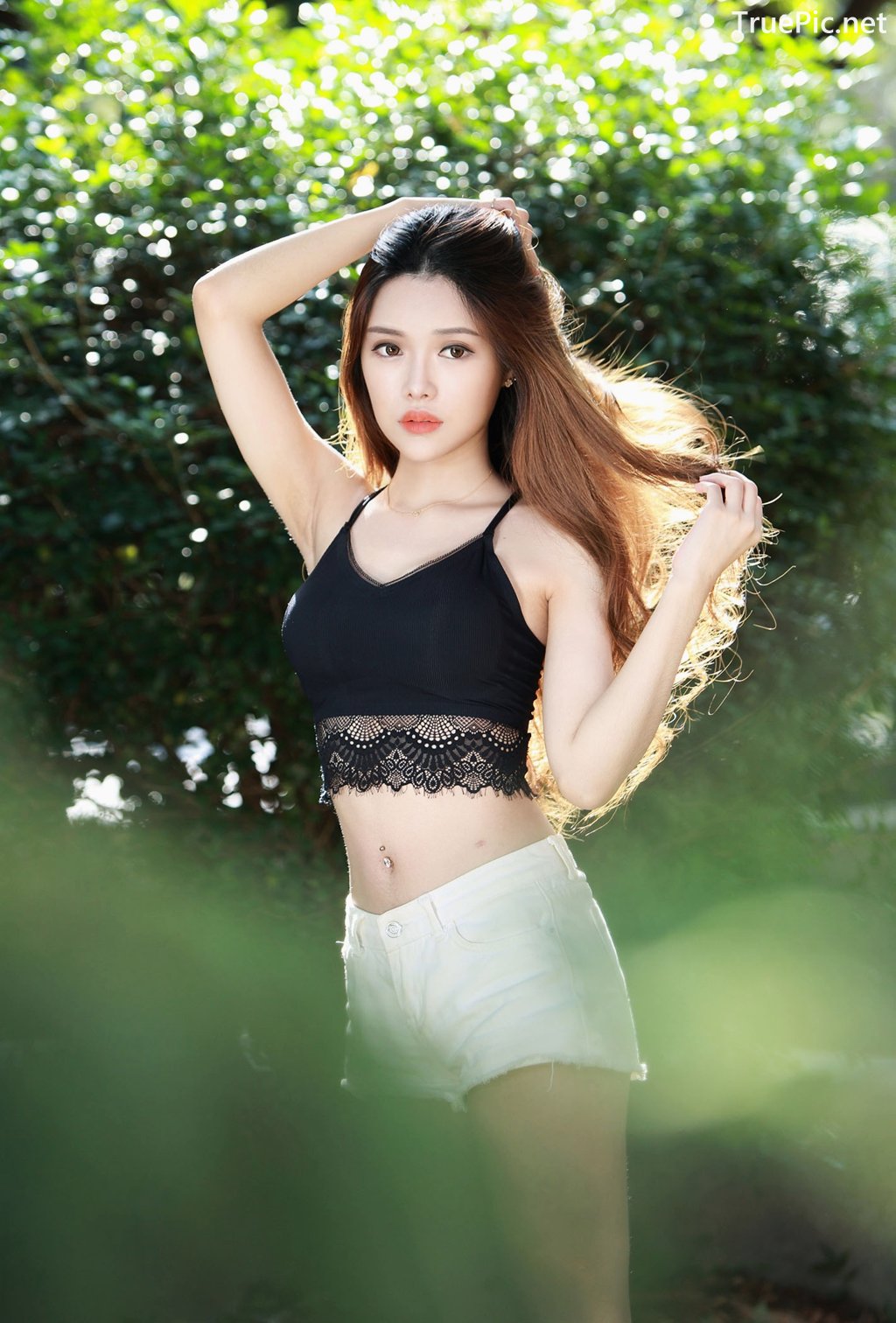 Image-Taiwanese-Model–莊舒潔–Hot-White-Short-Pants-and-Black-Crop-Top-TruePic.net- Picture-37