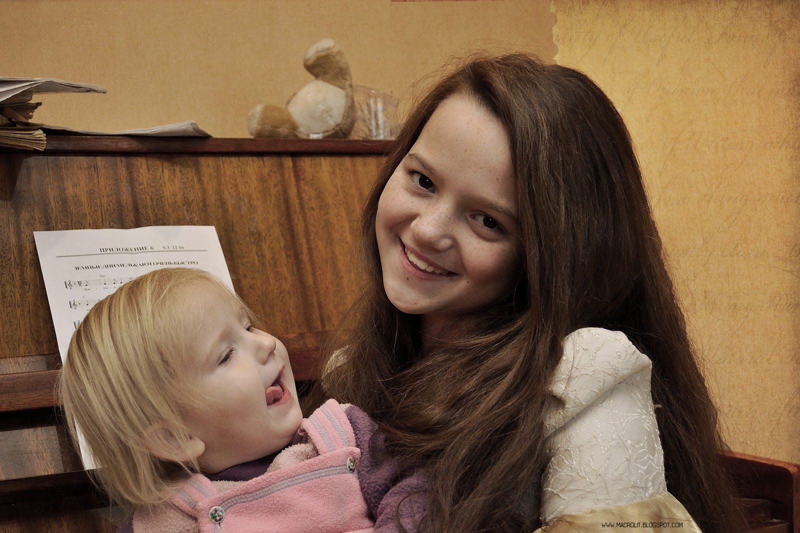 Старшая и младшая сестра. Обнимашки подруг. Дуэт две сестры. Сестра на две недели. Обнимаю подругу.