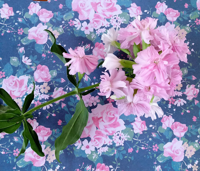 Arte con flores naturales de color rosa