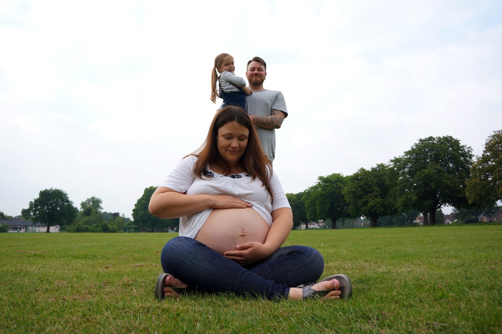 pregnancy family portrait in park