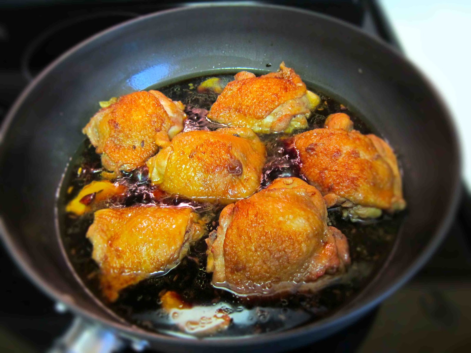 Рецепт вкусных бедер куриных на сковороде. Куриные бедрышки в соевом соусе. Куриные бедра в соевом соусе на сковороде. Куриные бедрышки в соевом соусе в духовке. Куриные бёдрышки на сковороде с подливкой.