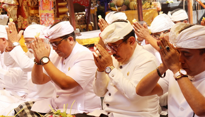 Wagub Tjok Ace Ajak Umat Hindu Kembangkan Diri dalam Kebhinekaan