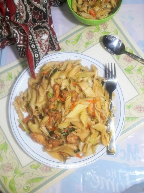 serve-hot-chow mein-pasta