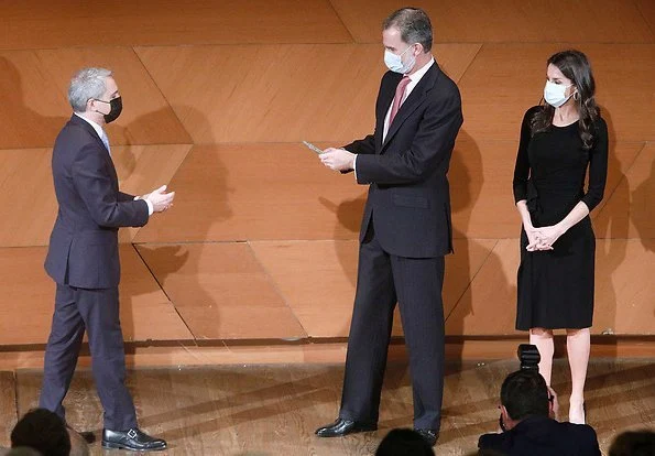 Queen Letizia wore a black midi dress from Emporio Armani, and black leather pumps from Prada. Bottega Veneta clutch