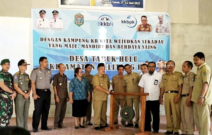 Wakil Bupati Sekadau memukul gong sebagai resminya Desa Tabuk sebagai kampung KB. Wakil Bupati Sekadau memukul gong sebagai resminya Desa Tabuk sebagai kampung KB.