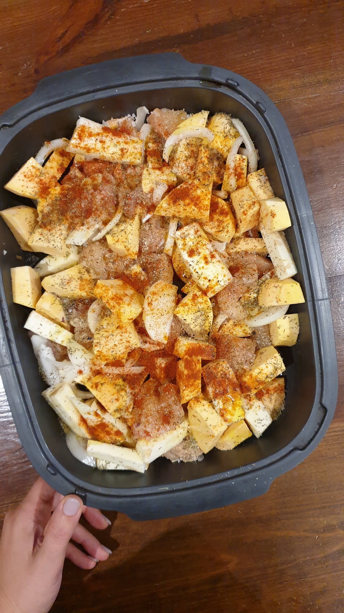 Tabuleiro de Frango com Batata Doce, Pastinaca e Cebola