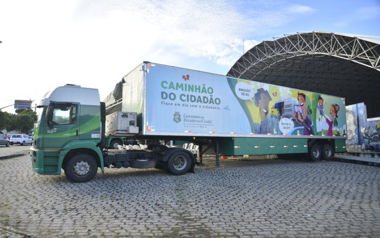 No parque de diversões com robôs. Léo o caminhão. Animação infantil. 