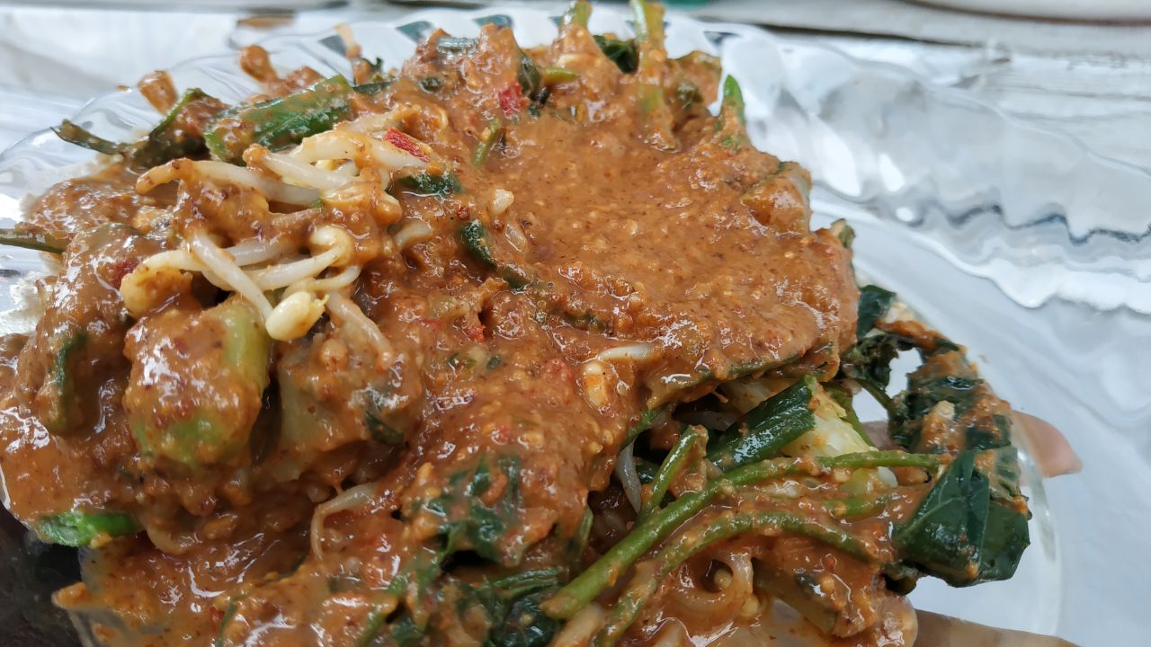 Penampakan Rujak Kangkung Di Tegal