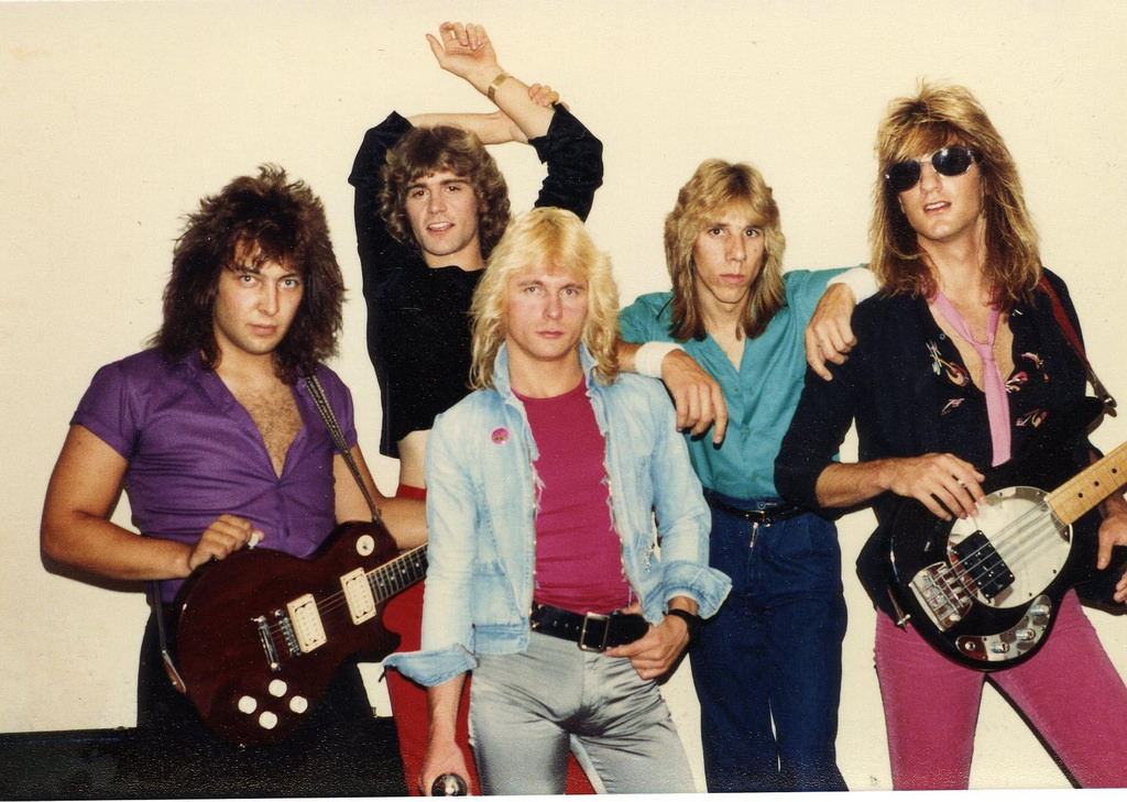 Interesting Pictures Show The Fashion Of Rock Bands In The 1980s interesting-pictures-show-the-fashion-of-rock-bands-in-the-1980s