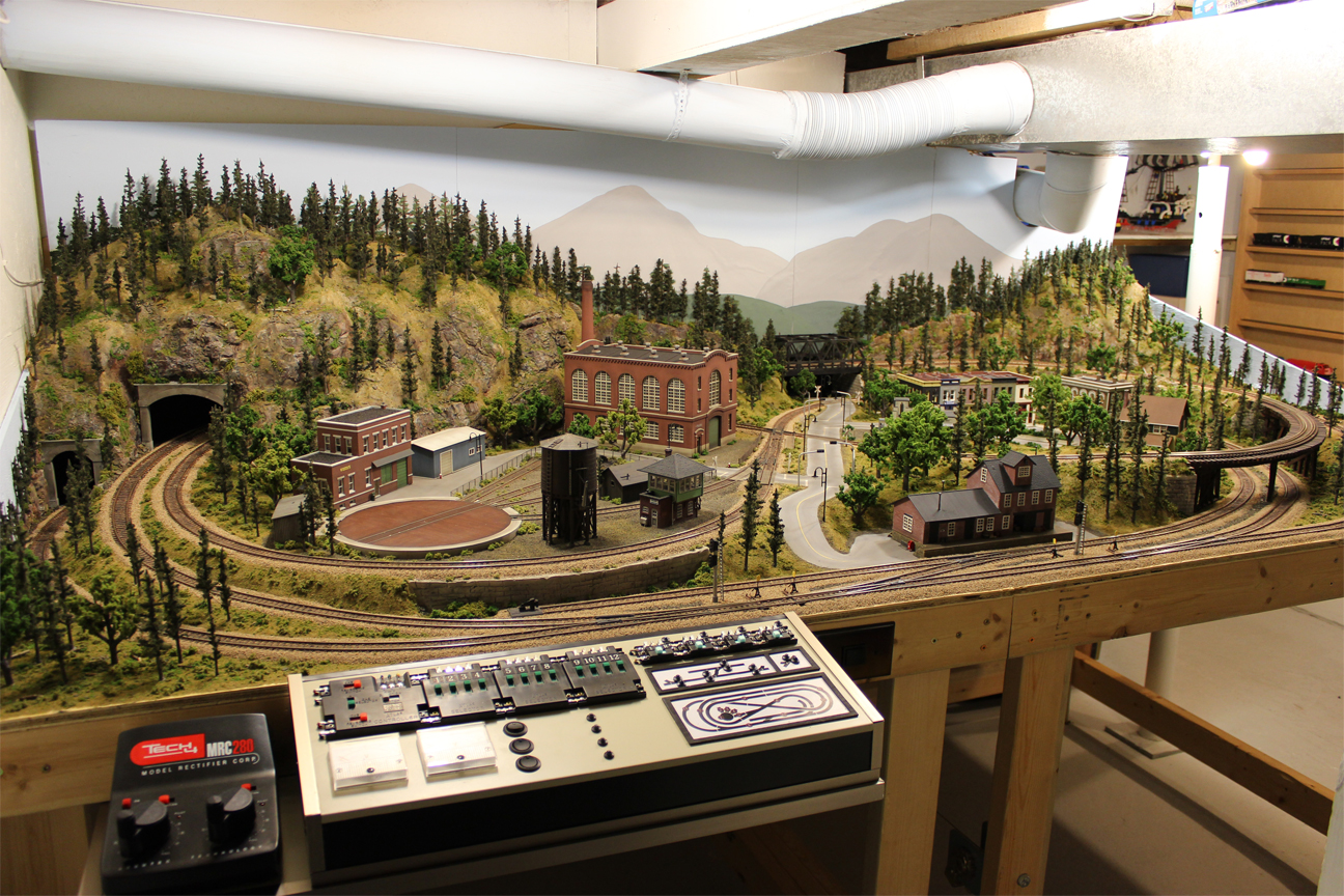 TY'S MODEL RAILROAD: Layout Scenery Part IV - Bringing It Together