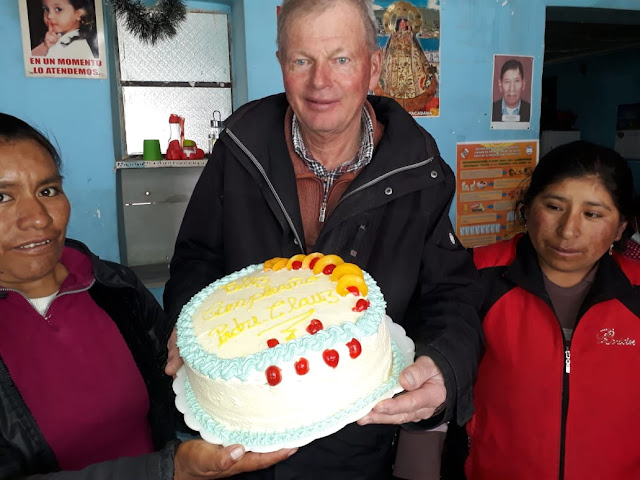 Aus dem benachbarten Dorf Río Mojón brachte der Katechet noch eine Torte. Und nicht genug. Bei dem mit 80 Teilnehmern gut besuchten Dankgottesdienst überreichte mir der Ortsvorsteher noch eine dritte Torte, die wir dann mit den Ministrantinnen und den Grundschülern genießen durften.