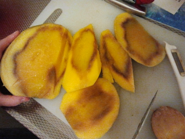 манго фрукт гнилой. переспелый манго. манго фрукт гнилой. гнилое манго. перезрелый манго.