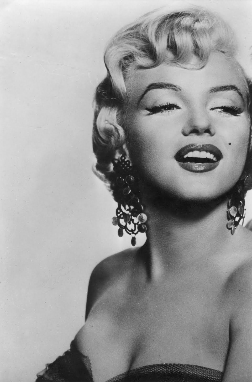 http://1.bp.blogspot.com/-G43JuUSpkas/TbIcDxCgxuI/AAAAAAAAAaM/Yu1zuflTqPY/s1600/Marilyn-Monroe-hi-res-1.jpg