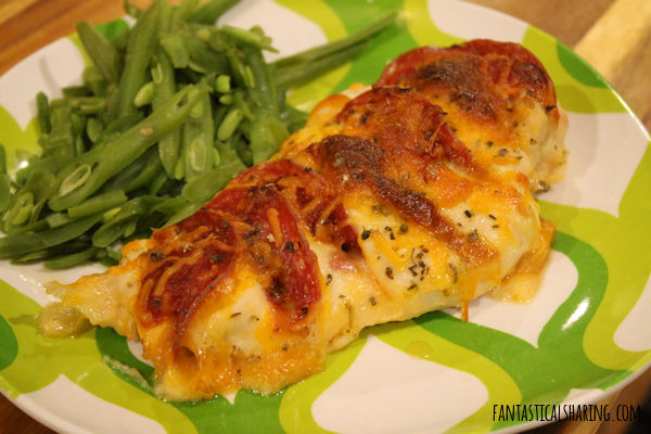 Hasselback Pizza Chicken // No boring chicken for dinner when you can stuff it with pizza fixings! #recipe #pizza #chicken #maindish