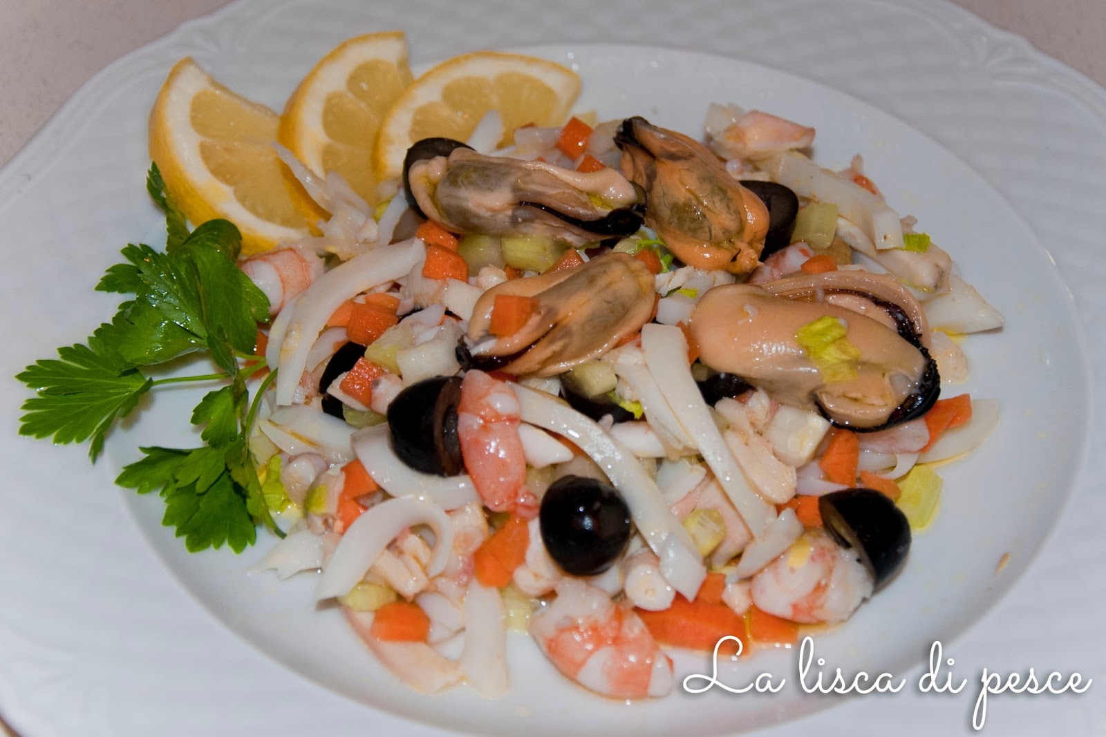 La lisca di pesce Insalata di mare