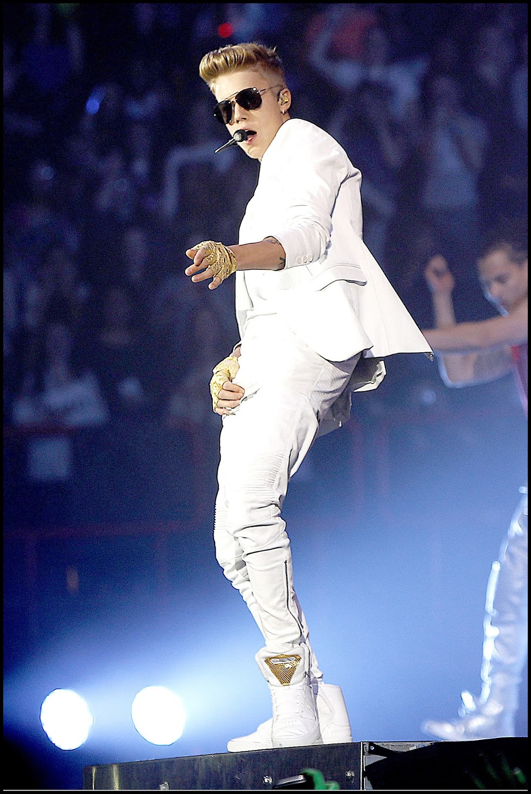 Justin Bieber Acoustic Live Justin Bieber Performing in Paris (March 19)