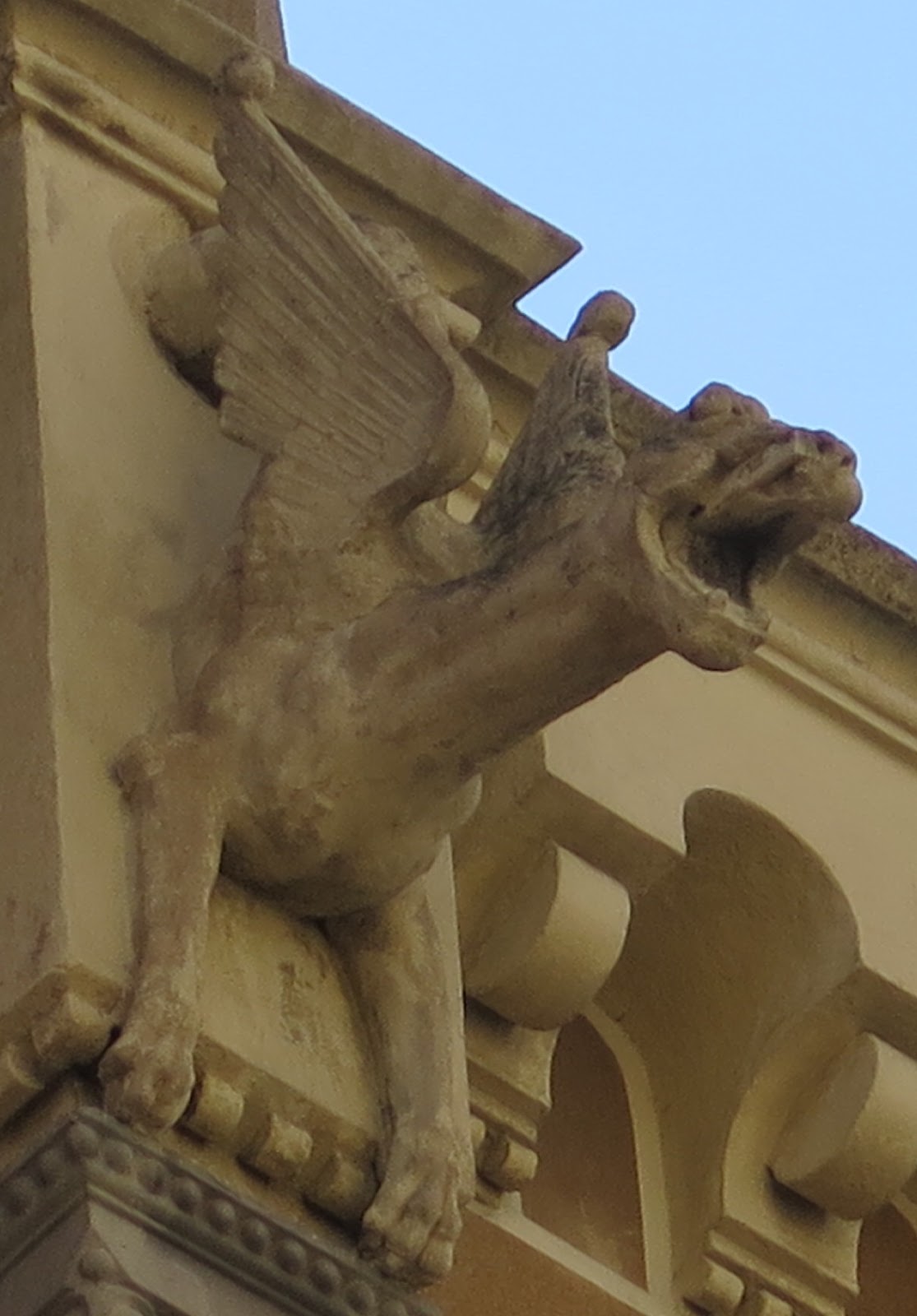 BestiarioValencia Calle de Félix Pizcueta 3