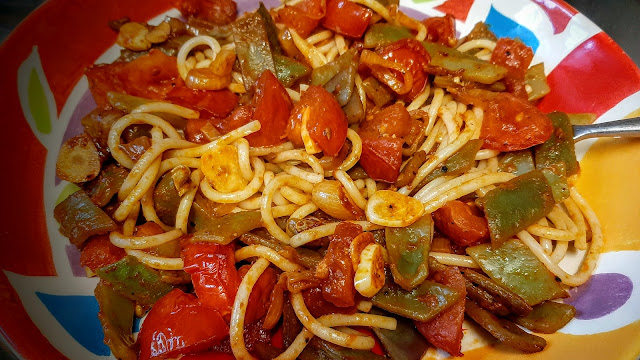 Spaghetti, beans, shallot, garlic. Tomatoes