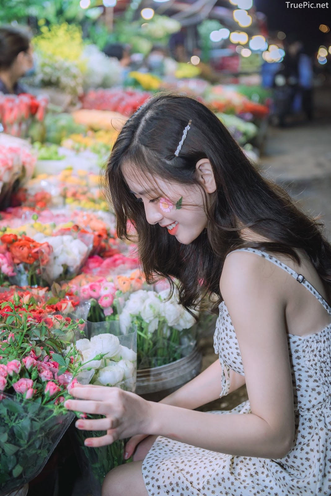 Vietnamese Hot Girl Linh Hoai - Strolling on the flower street - TruePic.net - Picture 15