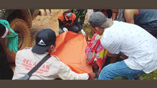 evakuasi korban longsor di Kimbahan Abai