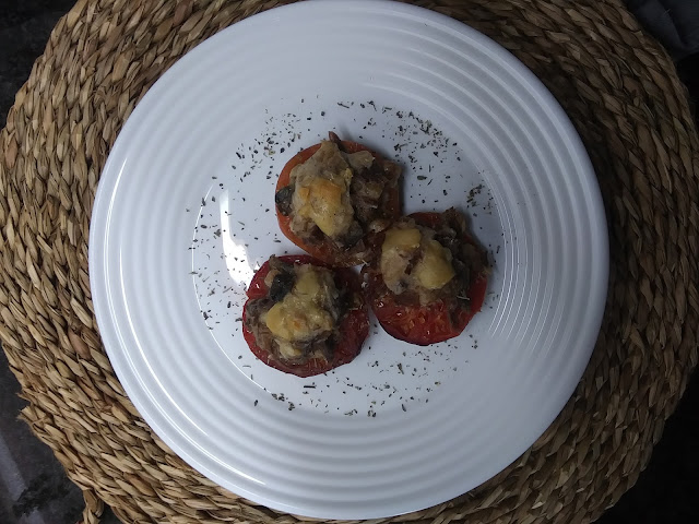 Tomates azules gratinados con ternera y champiñones