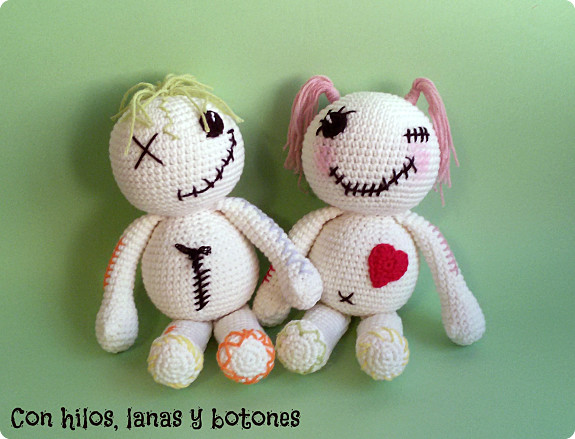 Con hilos, lanas y botones: Muñecos vudú amigurumi